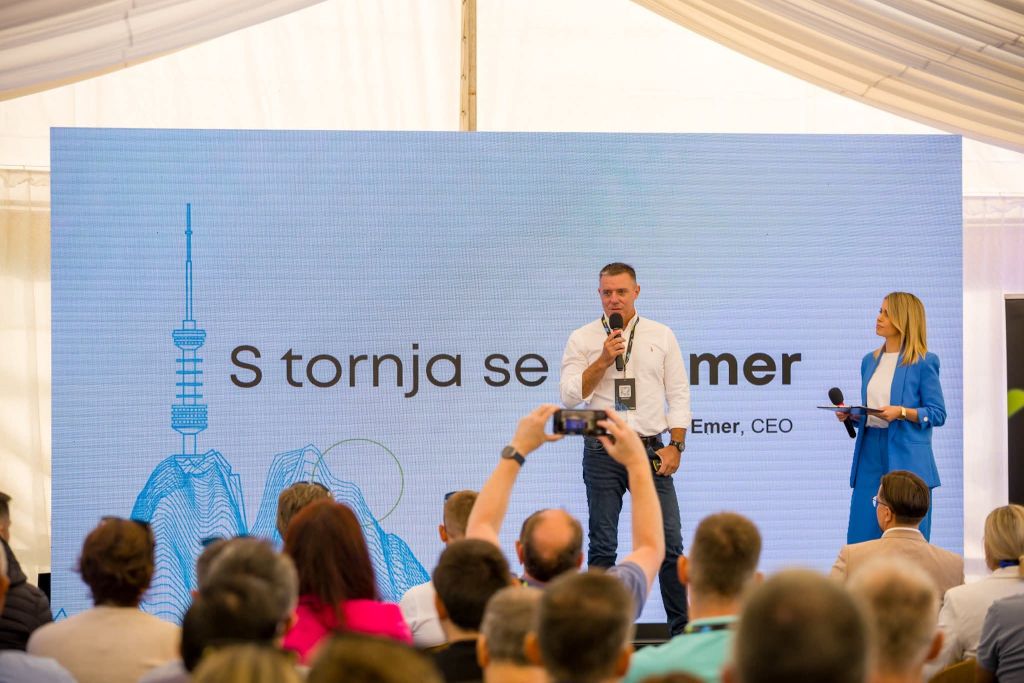 S tornja se vidi mer